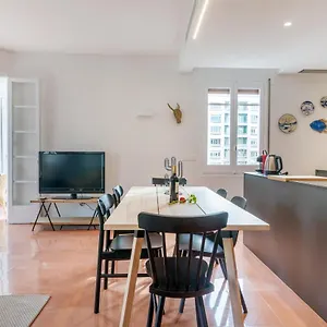New Floor With A Lot Of Light & Aircon Apartment